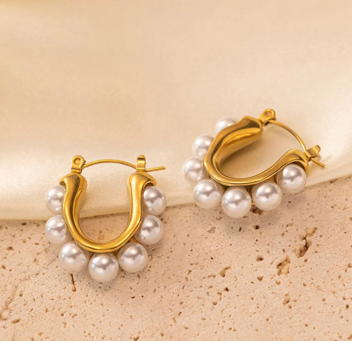 LIA || Pearl Curved Earrings