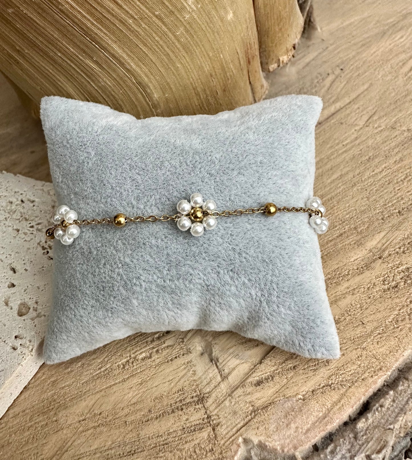 NEISHA || Pearly Flowers Bracelet