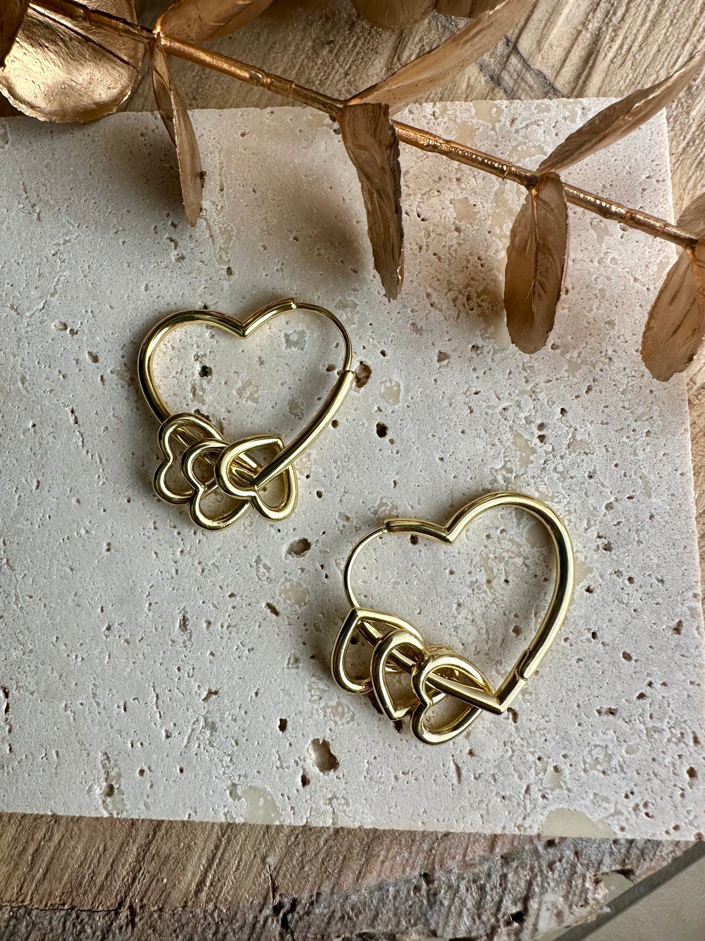 OLIVIA || Hearth shaped Earrings with Heartcharms